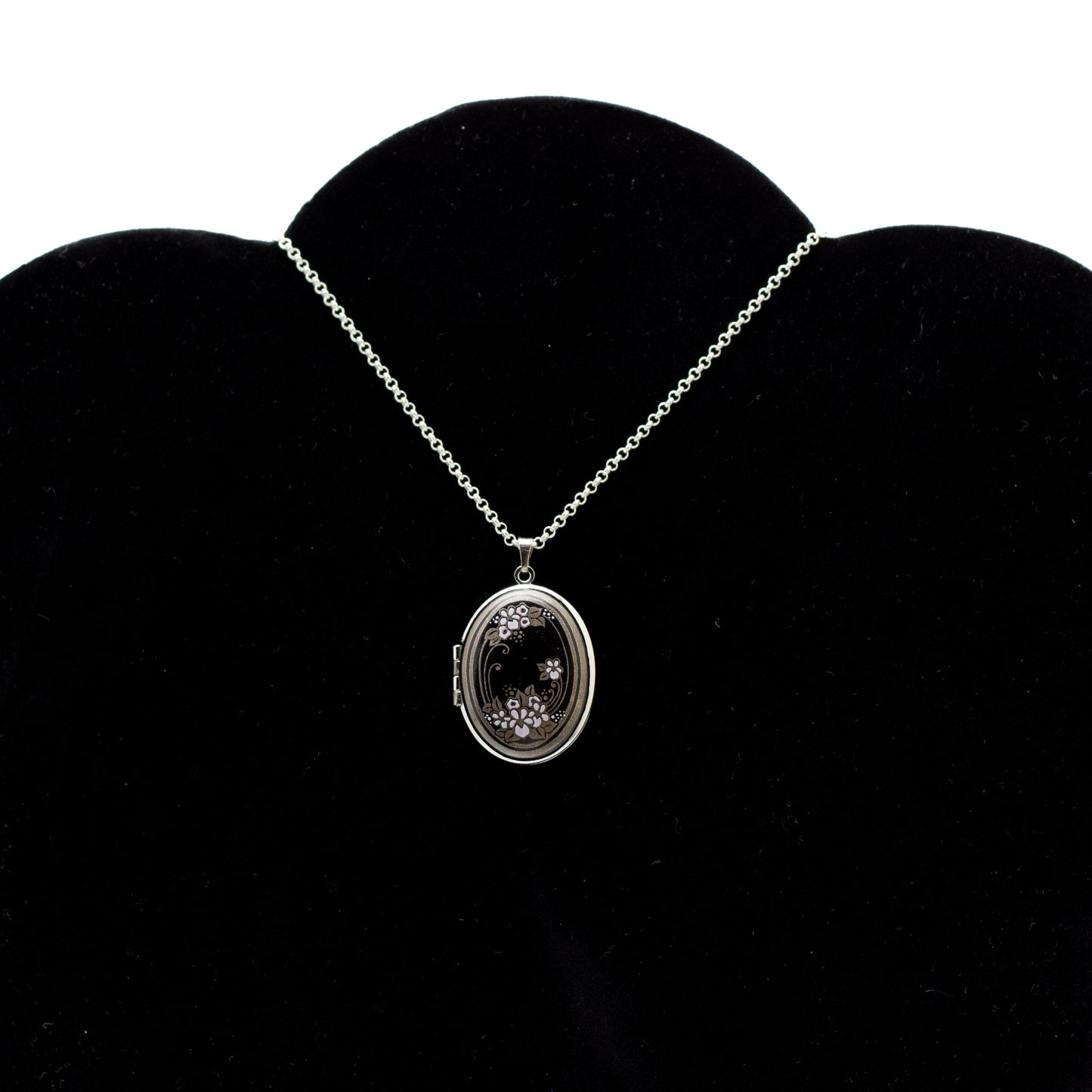 Michaela Frey Schwarzer Emaille Blumen Medaillon Anhänger Vintage Österreichischer Schmuck