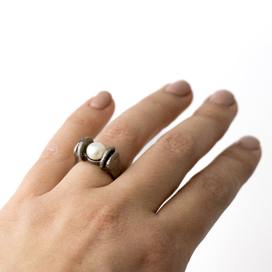 PERLI Vintage Brutalist Silver Ring with a Pearl