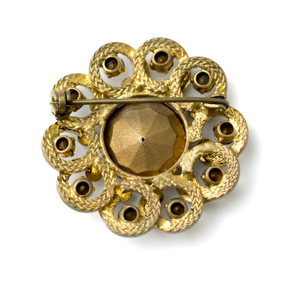 Broche vintage autrichienne ou tchèque avec cristaux de verre rouges et émail blanc