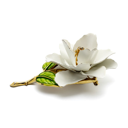 Crown Trifari – Weiße Emaille-Rosenbrosche mit klaren Kristallen