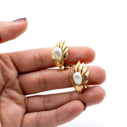 Crown Trifari Vintage 1960s Gold Tone Pearl Clip-On Earrings