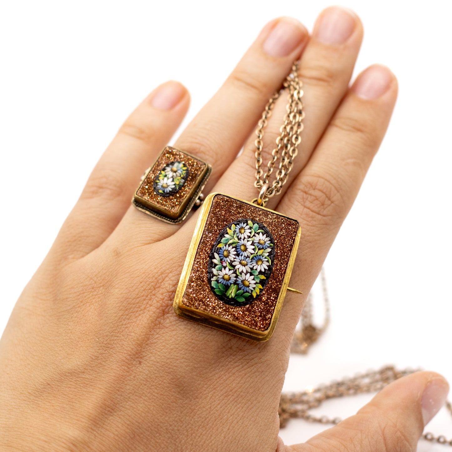 Antike Mikromosaik Blumen-Anhängerbrosche mit Vintage-Kette