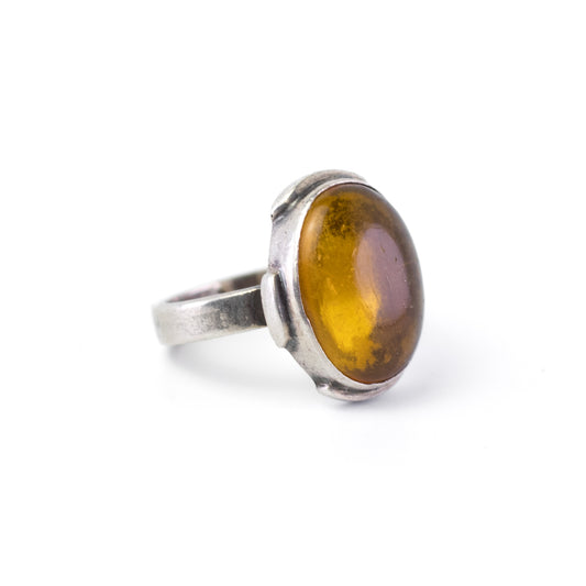 Vintage-Ring aus Silber im modernen Stil mit Bernstein-Cabochon