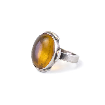 Vintage-Ring aus Silber im modernen Stil mit Bernstein-Cabochon