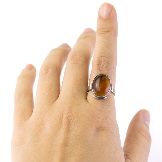 Vintage-Ring aus Silber im modernen Stil mit Bernstein-Cabochon