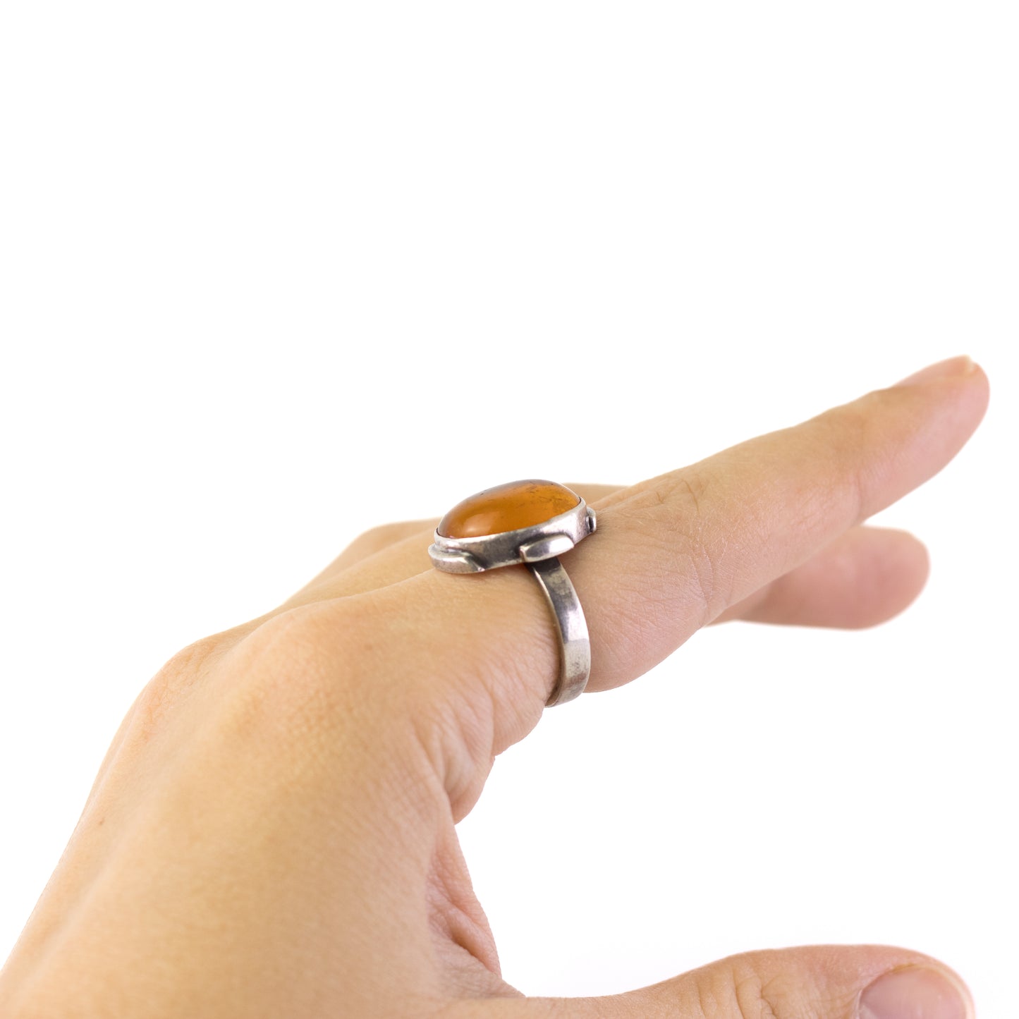 Vintage-Ring aus Silber im modernen Stil mit Bernstein-Cabochon