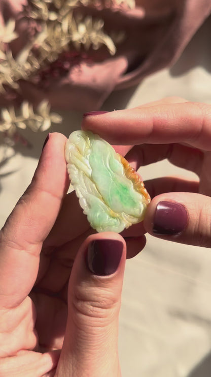 Pendentif vintage en jade jadéite naturel sculpté