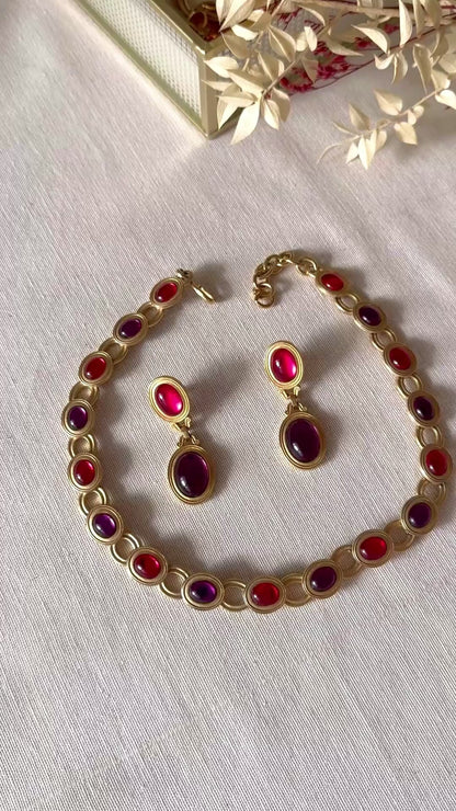 Parure de bijoux vintage Monet pour YSL des années 1980 avec cabochons roses et violets