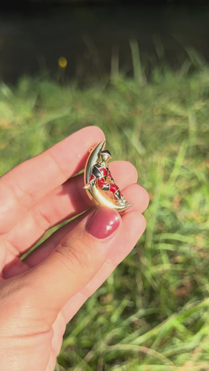 Broche vintage en émail doré représentant un Arlequin sur un croissant de lune