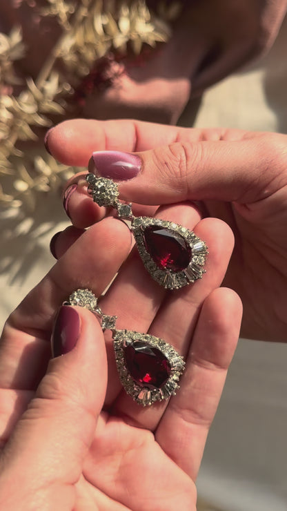 Boucles d'oreilles clips vintage en forme de goutte, serties de pavé rouge rubis, de Boucher