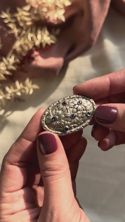 Broche vintage en argent à motif floral et cabochons saphir synthétique