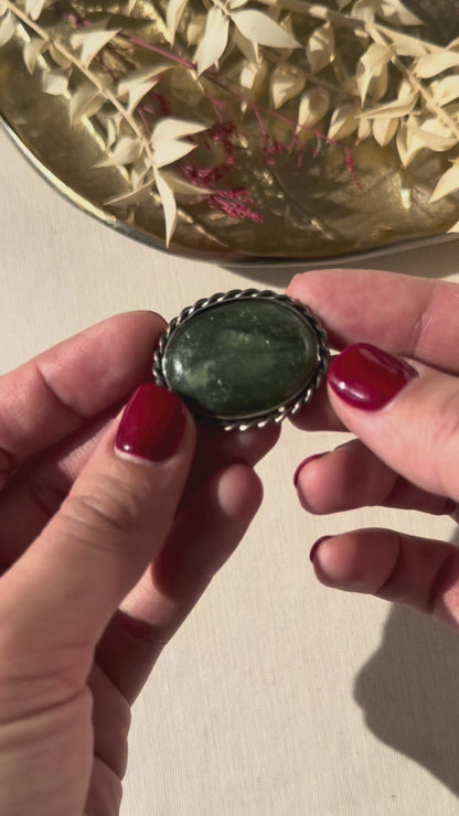 Broche antique en argent avec pierre serpentine vert foncé de Hermann Bauer