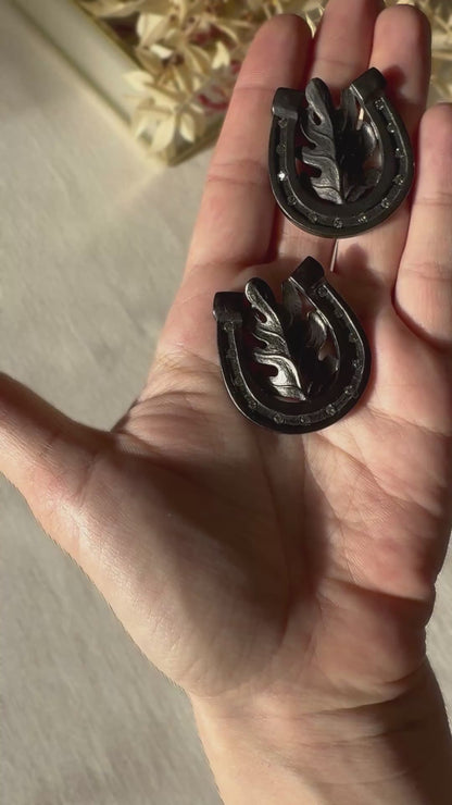 Karl Lagerfeld – Statement-Ohrclips im Hufeisen-Design