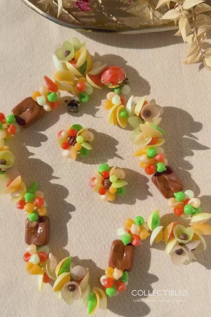 Parure de bijoux tropicaux vintage ouest-allemande avec collier en plastique moulé et boucles d'oreilles à clip