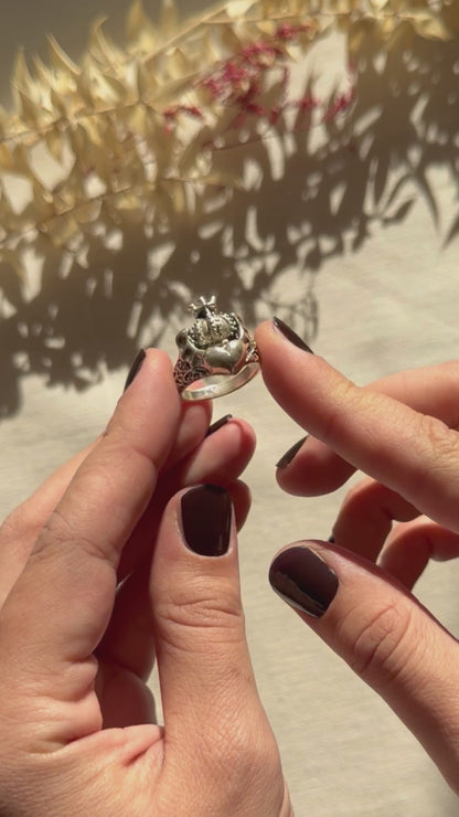 Vintage Sterling Silber Claddagh Ring mit Flügeln und Krone