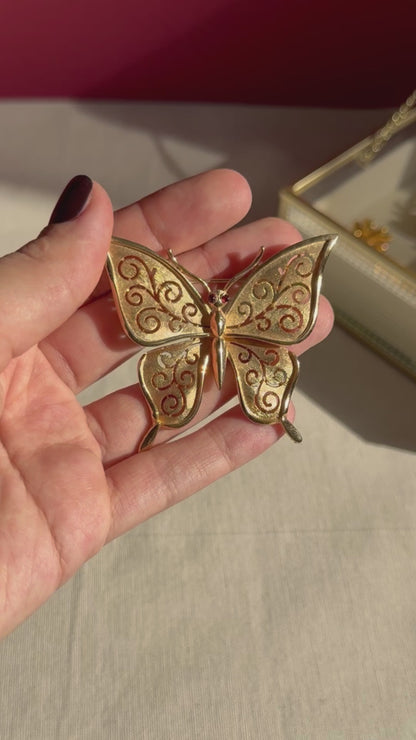 Broche papillon florentine en or Crown Trifari avec yeux rouge rubis et tourbillons