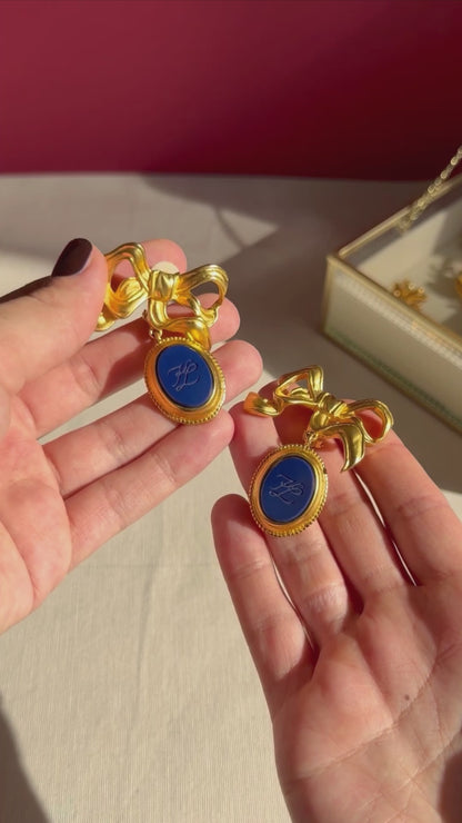 Karl Lagerfeld Vintage-Clip-On-Schleifenohrringe mit marineblauem Logo
